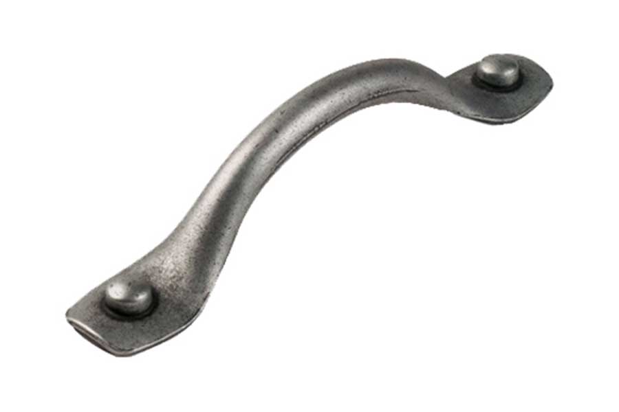 Håndtak 3965 Varenr: 12669 CC avstand: 128 mm Mål: 34 x 154 mm Farge: Grå antikk Pris kr 105,- inkl mva