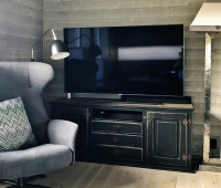 TV benk 140 cm bredde, her vist i farge A201 Sort antikk og med MD2 Rektangulær dørprofil