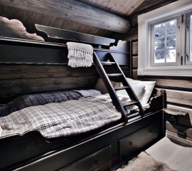 Familiekøye Rustikk frittstående. Her vist i farge A201 Sort antikk og med tilbehør sengeskuffer.