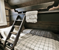 Familiekøye Rustikk frittstående. Her vist i farge A201 Sort antikk og med tilbehør sengeskuffer.
